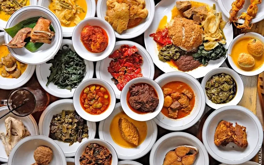 Kuliner Padang: Sensasi Pedas, Gurih, Manis Dalam Setiap Sajian