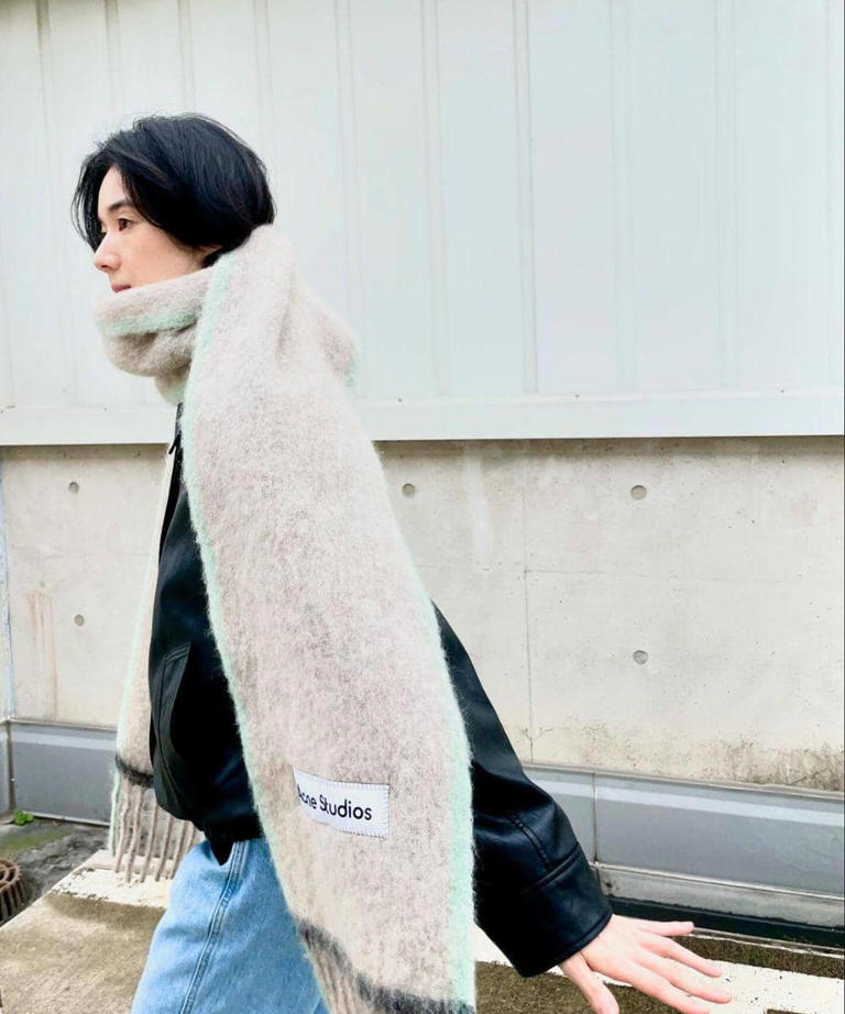 Tampil Versatile Dengan Padu Padan Jeans Jung Eun Chae