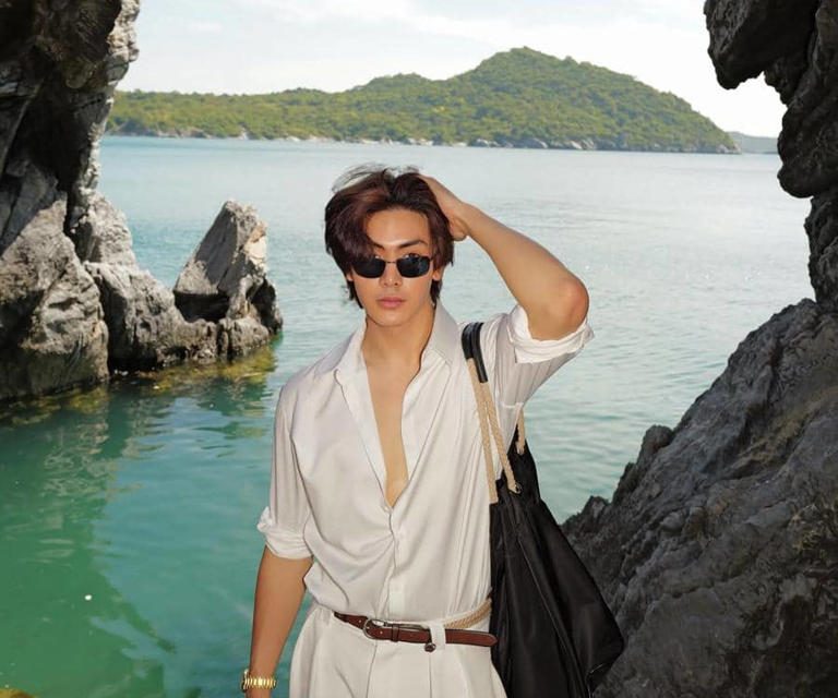 Joong Archen Style: Outfit Pantai Yang Bikin Semua Mata Tertuju