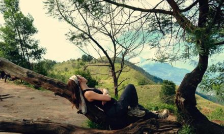 Gaya Outdoor Bella Graceva Saat Mendaki Gunung Prau