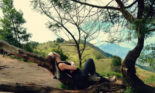 Gaya Outdoor Bella Graceva Saat Mendaki Gunung Prau