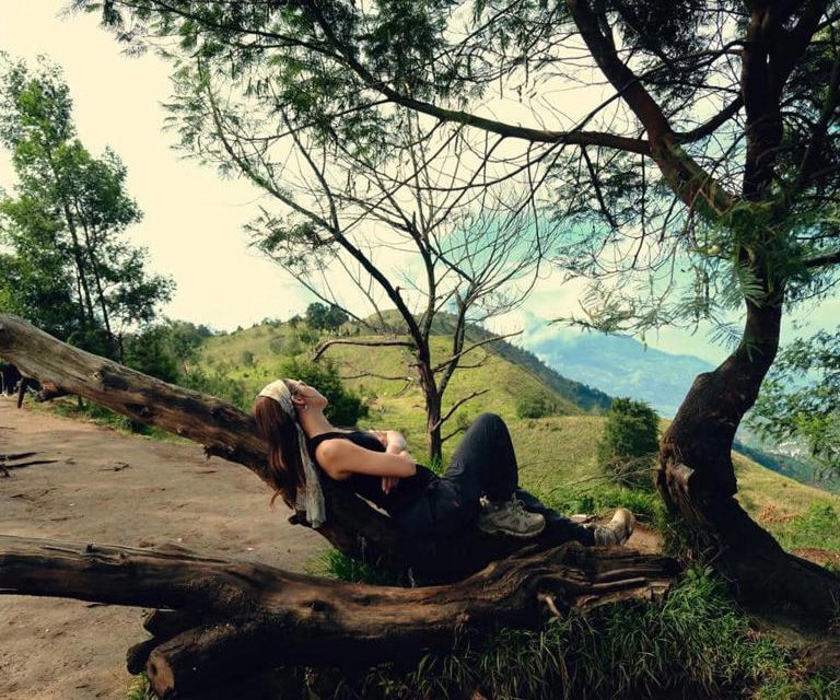 Gaya Outdoor Bella Graceva Saat Mendaki Gunung Prau
