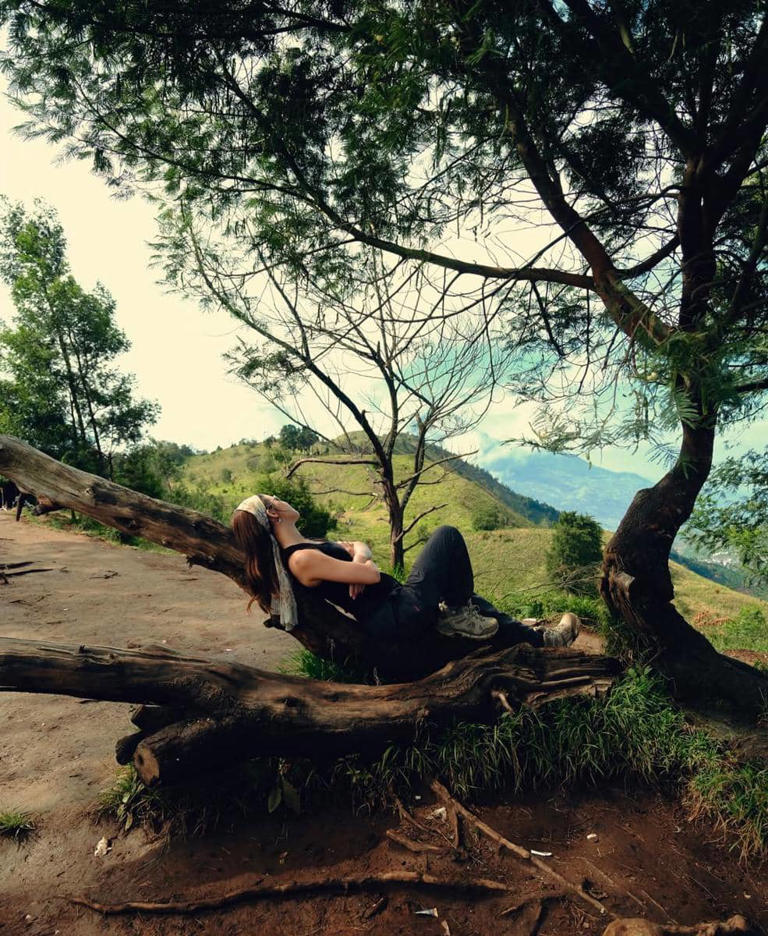 Gaya Outdoor Bella Graceva Saat Mendaki Gunung Prau