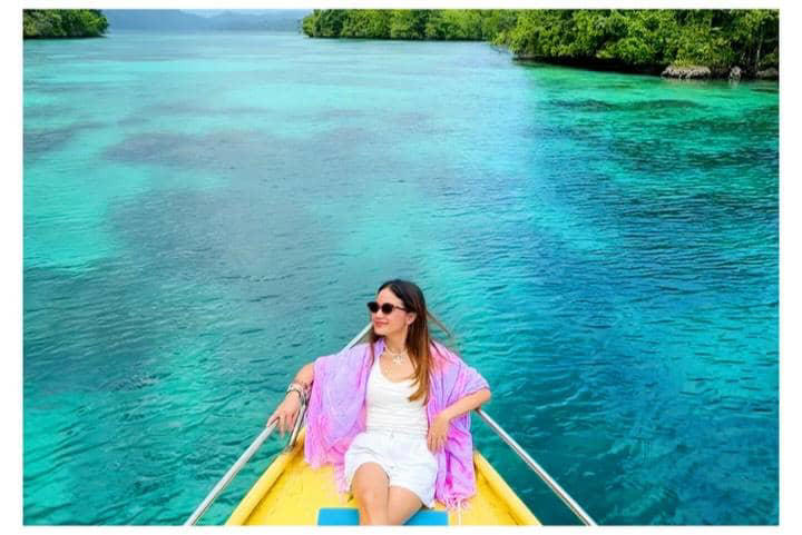 Gaya Santai Bella Graceva Saat Liburan Di Pulau Banyak Sulteng