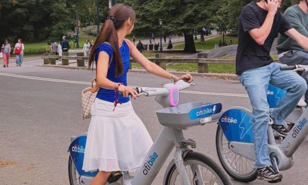 Sabrina Chairunnisa Tampil Sporty Bersepeda Di Central Park