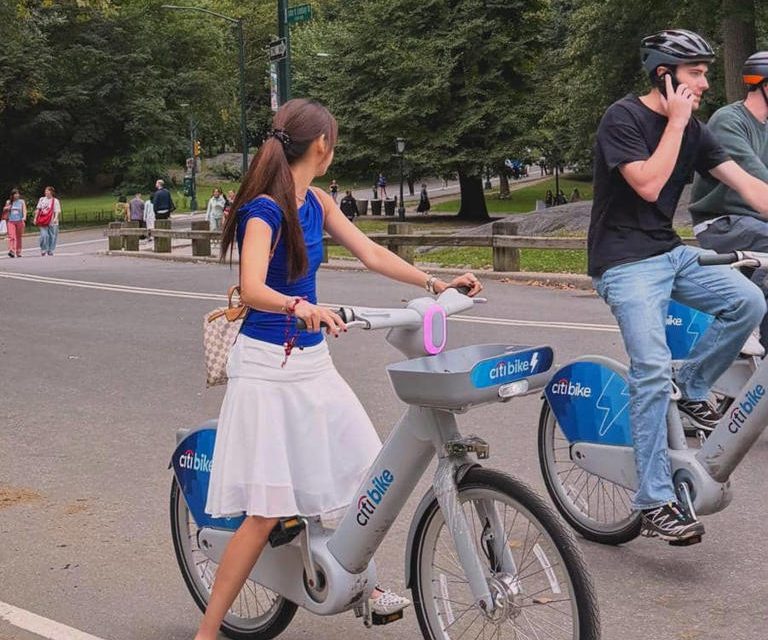 Sabrina Chairunnisa Tampil Sporty Bersepeda Di Central Park
