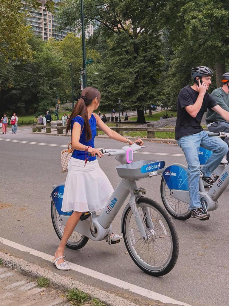 Sabrina Chairunnisa Tampil Sporty Bersepeda Di Central Park