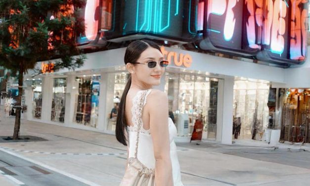 Fashion Goals! Outfit Putih Anissa Aziza Saat Keliling Bangkok