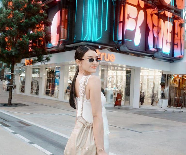 Fashion Goals! Outfit Putih Anissa Aziza Saat Keliling Bangkok