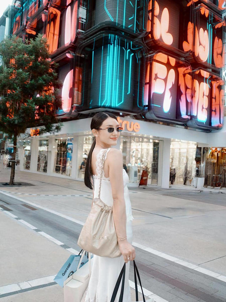 Fashion Goals! Outfit Putih Anissa Aziza Saat Keliling Bangkok