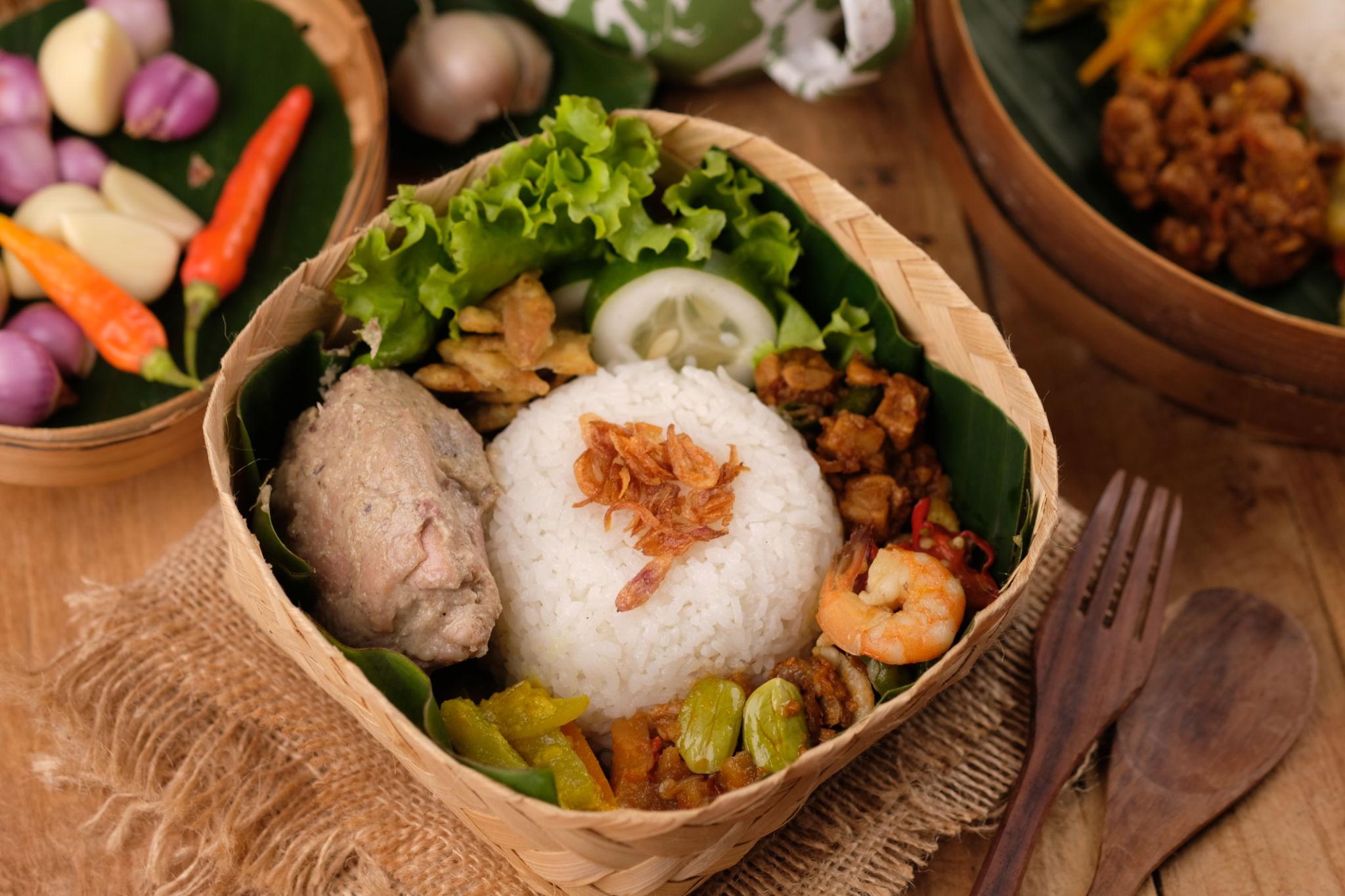 Makin Nikmat! Nasi Besek Hadir Dengan Aneka Lauk Tradisional