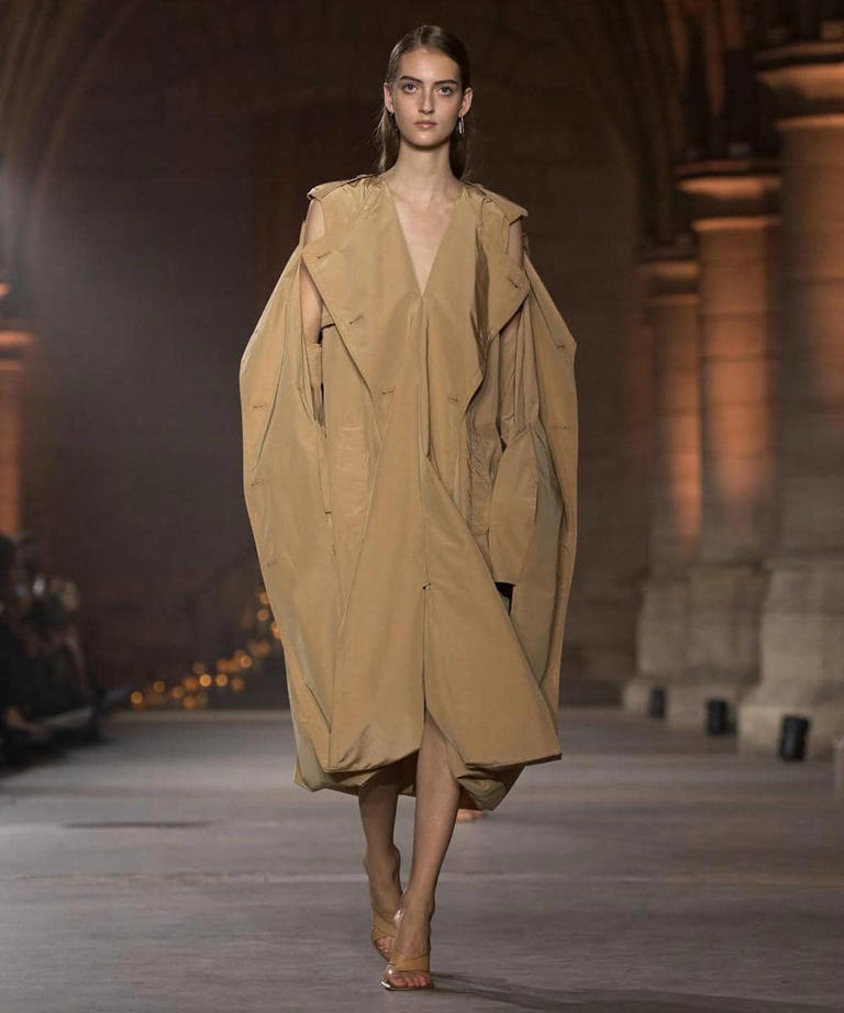 Tampil Elegan! Victoria Beckham Di Paris Fashion Week 2026